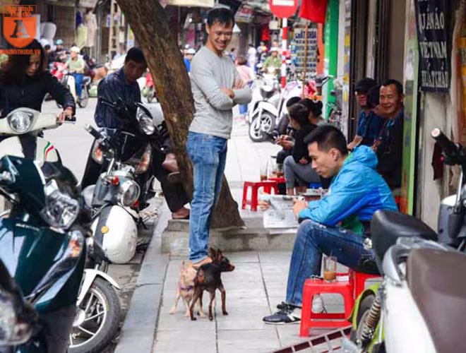 Có những người đón không khí lạnh bằng một ly cafe phố cổ Có những người đón không khí lạnh bằng một ly cafe phố cổ